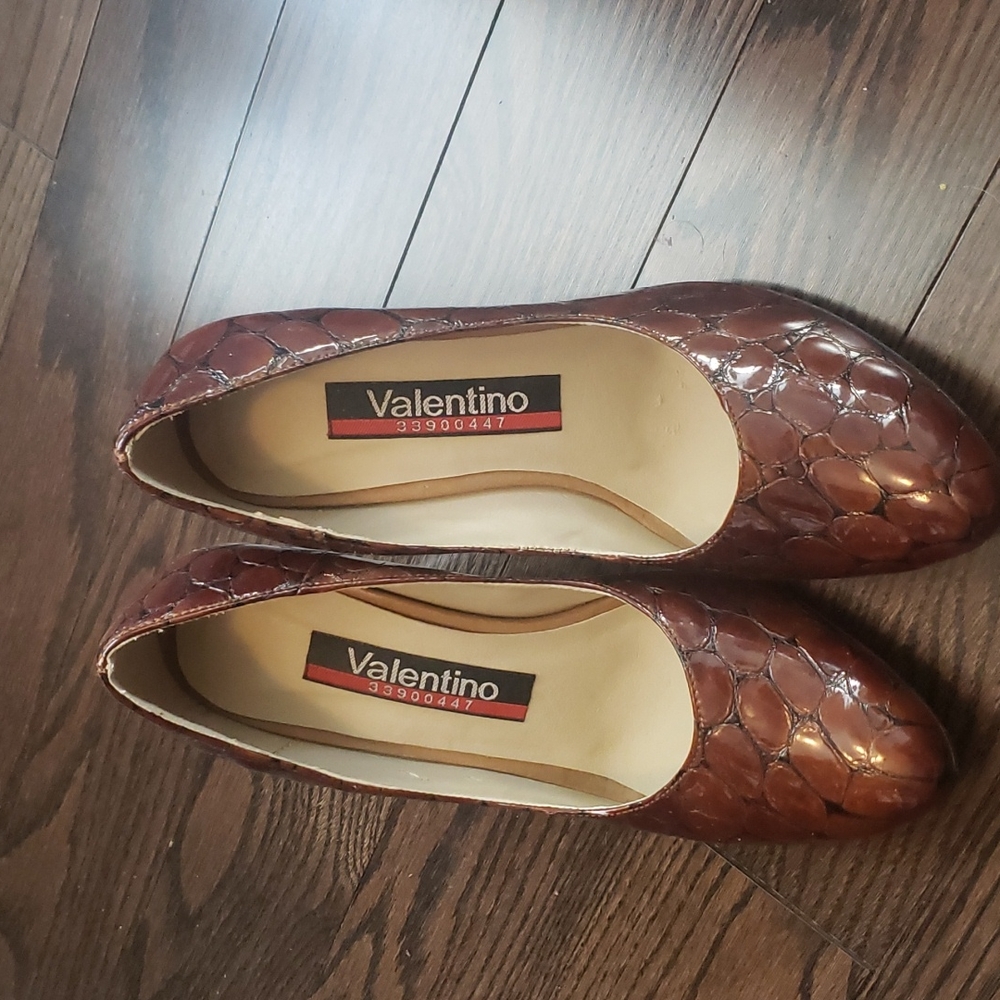 NEW Hand made Valentino Ladies Shoes (unauthentic), Size 38 (7.5-8  Canada/USA)